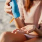 Ilustrasi seseorang mengoleskan tabir surya di pantai. (Foto: Pexels)