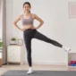 Ilustrasi seorang wanita melakukan latihan standing side leg raise. (Foto: AI Generate)