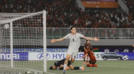 Striker Timnas Indonesia, Mitchell Baker saat membobol gawang Kamboja di laga perdana Piala AFF 2026. (Foto: IG @_mitchell.baker)