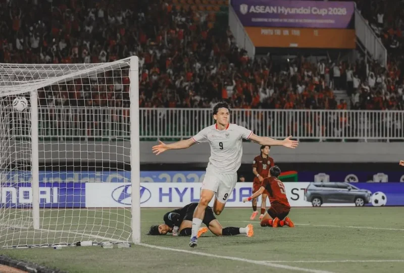Striker Timnas Indonesia, Mitchell Baker saat membobol gawang Kamboja di laga perdana Piala AFF 2026. (Foto: IG @_mitchell.baker)