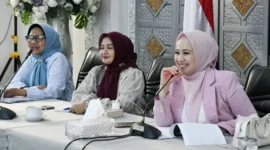 Ketua TP-PKK Padang Dian Puspita Fadly Amran memimpin rapat persiapan menghadapi Jambore Kader PKK Tingkat Provinsi Sumbar 2026 di Gedung Putih Rumah Dinas Wali Kota, Sabtu (18/7/2026). (Foto: Pemko Padang)