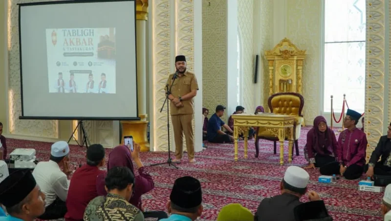 Wali Kota Padang Fadly Amran menghadiri Tabligh Akbar dan Tasyakuran Jamaah Haji Kota Padang 2026 di Masjid Al-Hakim, Selasa (28/7/2026). (Foto: Pemko Padang)