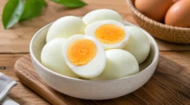 Ilustrasi telur rebus. (Foto: AI Generate)