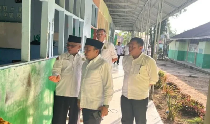 Tim Kanwil Kemenag Sumbar melakukan peninjauan di MAN 3 Padang. (Foto: Humas Kemenag Sumbar)