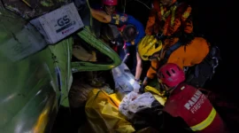 Tim SAR gabungan mengevakuasi jasad korban dari jurang sedalam sekitar 80 meter di kawasan Sitinjau Lauik, Jumat (3/7/2026) dini hari. (Foto: Ist) 