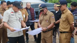 Tim Satgas pemerintah pusat melakukan monitoring penggunaan TKD tambahan di Kota Padang, sekaligus meninjau pembangunan Huntap di Balai Gadang. (Foto: Pemko Padang)