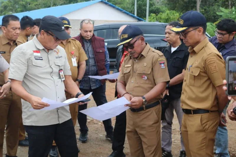 Tim Satgas pemerintah pusat melakukan monitoring penggunaan TKD tambahan di Kota Padang, sekaligus meninjau pembangunan Huntap di Balai Gadang. (Foto: Pemko Padang)