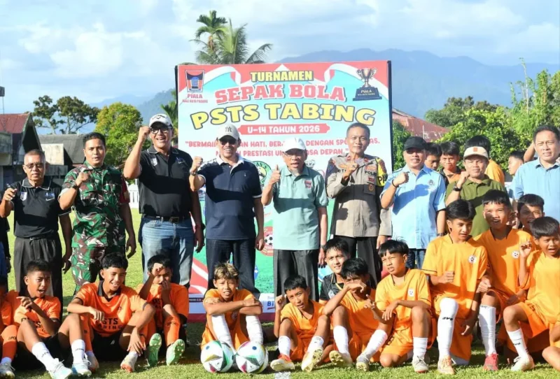 Wakil Wali Kota Padang, Maigus Nasir membuka Turnamen Sepak Bola PSTS Tabing Piala Wali Kota Padang 2026 di Lapangan PSTS Tabing, Sabtu (11/7/2026). (Foto: Pemko Padang)