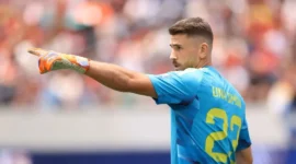 Unai Simon raih penghargaan Sarung Tangan Emas adidas. (Foto: FIFA.com)