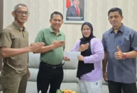 Wakil Ketua DPRD Sumbar Evi Yandri Lepas Martinel Prihastuti Ikuti Sertifikasi Wasit AKF di Bangladesh. (Foto: Ist)