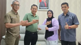 Wakil Ketua DPRD Sumbar Evi Yandri Lepas Martinel Prihastuti Ikuti Sertifikasi Wasit AKF di Bangladesh. (Foto: Ist)