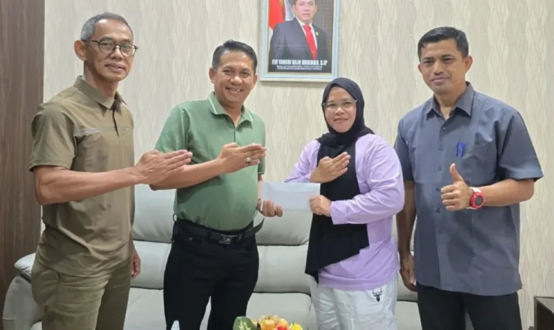 Wakil Ketua DPRD Sumbar Evi Yandri Lepas Martinel Prihastuti Ikuti Sertifikasi Wasit AKF di Bangladesh. (Foto: Ist)