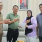 Wakil Ketua DPRD Sumbar Evi Yandri Lepas Martinel Prihastuti Ikuti Sertifikasi Wasit AKF di Bangladesh. (Foto: Ist)