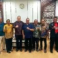 Wakil Ketua DPRD Sumbar Nanda Satria yang juga Ketua Pengurus Provinsi Lemkari Sumbar, Nanda Satria saat rapat konsolidasi pengurus harian di ruang kerjanya.