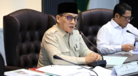 Wakil Menteri Agama Romo Muhammad Syafi'i saat memimpin rapat bersama jajaran Eselon I dan II di Kantor Pusat Kemenag, Jakarta, Senin (6/7/2026). (Foto: Kemenag)