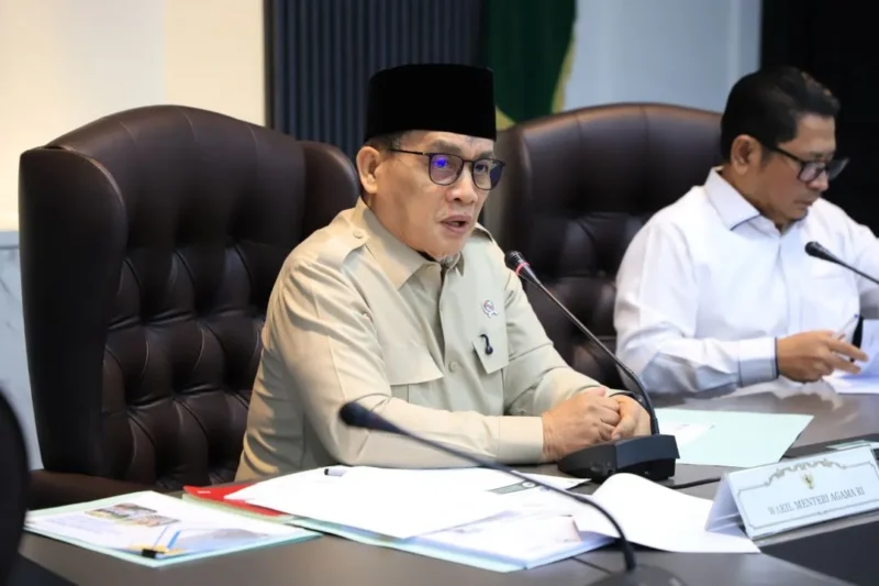Wakil Menteri Agama Romo Muhammad Syafi'i saat memimpin rapat bersama jajaran Eselon I dan II di Kantor Pusat Kemenag, Jakarta, Senin (6/7/2026). (Foto: Kemenag)
