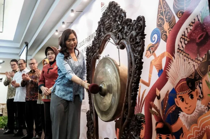 Wamenpar Ni Luh Puspa membuka Sosialisasi Transformasi KBLI Pariwisata 2025 di Hotel Sahid, Jakarta, Rabu (8/7/2026). (Foto: Kemenpar)