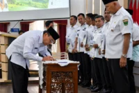 Wakil Wali Kota Padang, Maigus Nasir menandatangani berita acara kesepakatan LP2B Sumbar di Auditorium Gubernur Sumbar, Rabu (8/7/2026). (Foto: Pemko Padang)