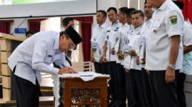 Wakil Wali Kota Padang, Maigus Nasir menandatangani berita acara kesepakatan LP2B Sumbar di Auditorium Gubernur Sumbar, Rabu (8/7/2026). (Foto: Pemko Padang)