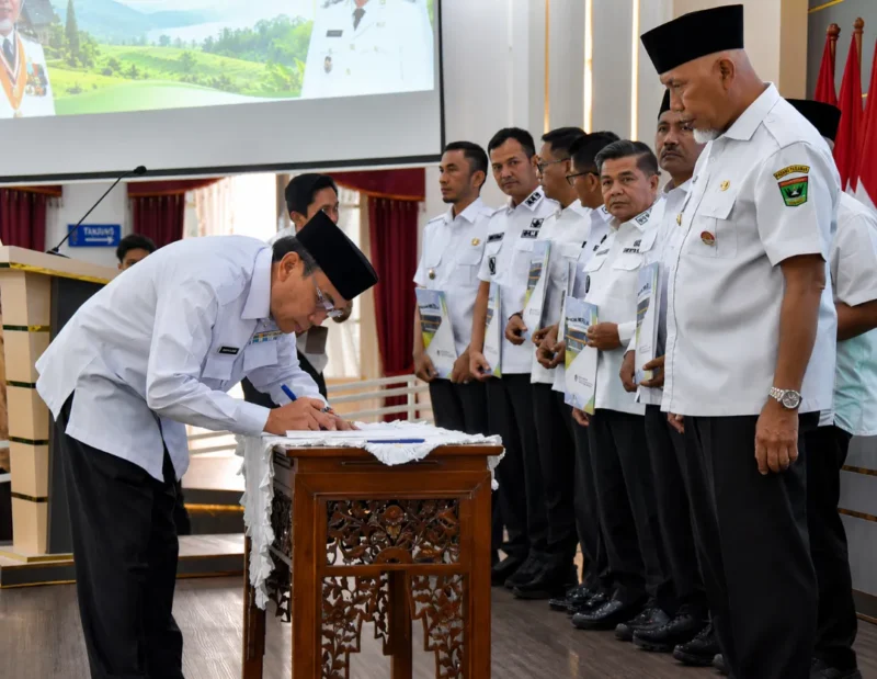 Wakil Wali Kota Padang, Maigus Nasir menandatangani berita acara kesepakatan LP2B Sumbar di Auditorium Gubernur Sumbar, Rabu (8/7/2026). (Foto: Pemko Padang)
