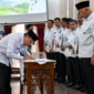 Wakil Wali Kota Padang, Maigus Nasir menandatangani berita acara kesepakatan LP2B Sumbar di Auditorium Gubernur Sumbar, Rabu (8/7/2026). (Foto: Pemko Padang)