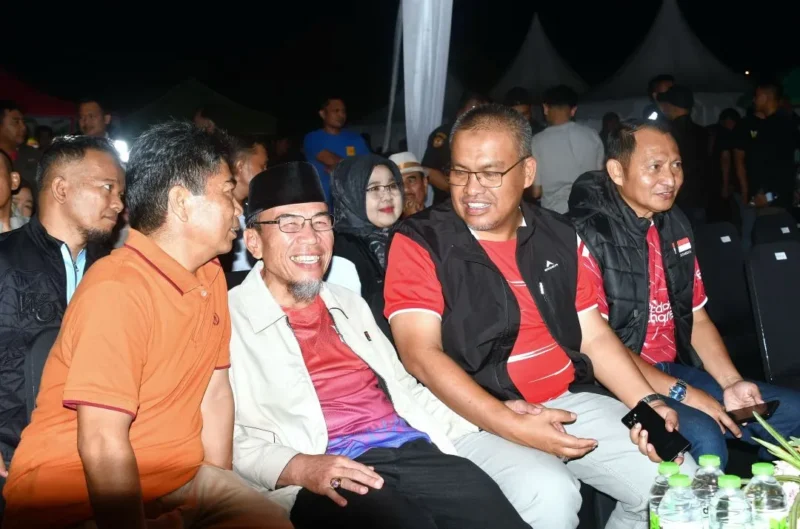 Wakil Wali Kota Padang, Maigus Nasir, menghadiri Nobar Piala Dunia 2026 di halaman Kantor TVRI Stasiun Sumbar pada Selasa (7/7/2026) malam. (Foto: Pemko Padang)