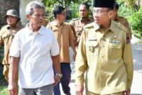 Wakil Wali Kota Padang, Maigus Nasir meninjau lokasi pembangunan ruas jalan lingkungan di Perumahan Cendana Lembah Karet, Batipung Panjang. (Foto: Pemko Padang)