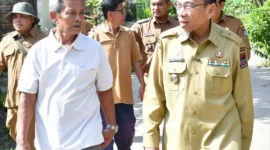 Wakil Wali Kota Padang, Maigus Nasir meninjau lokasi pembangunan ruas jalan lingkungan di Perumahan Cendana Lembah Karet, Batipung Panjang. (Foto: Pemko Padang)