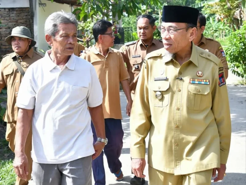Wakil Wali Kota Padang, Maigus Nasir meninjau lokasi pembangunan ruas jalan lingkungan di Perumahan Cendana Lembah Karet, Batipung Panjang. (Foto: Pemko Padang)
