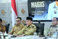 Wakil Wali Kota Padang, Maigus Nasir, saat mengikuti Rapat Evaluasi Bantuan Stimulan Rumah Rusak Pascabencana Hidrometeorologi bersama BNPB secara virtual di Kediaman Resmi Wali Kota Padang, Senin (6/7/2026). (Foto: Pemko Padang)