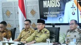 Wakil Wali Kota Padang, Maigus Nasir, saat mengikuti Rapat Evaluasi Bantuan Stimulan Rumah Rusak Pascabencana Hidrometeorologi bersama BNPB secara virtual di Kediaman Resmi Wali Kota Padang, Senin (6/7/2026). (Foto: Pemko Padang)
