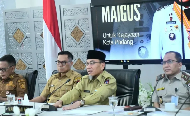 Wakil Wali Kota Padang, Maigus Nasir, saat mengikuti Rapat Evaluasi Bantuan Stimulan Rumah Rusak Pascabencana Hidrometeorologi bersama BNPB secara virtual di Kediaman Resmi Wali Kota Padang, Senin (6/7/2026). (Foto: Pemko Padang)