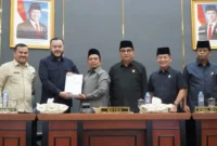 Wali Kota Padang Fadly Amran menghadiri Rapat Paripurna DPRD dengan agenda penyampaian Nota Keuangan dan Ranperda tentang Perubahan APBD 2026 di Ruang Sidang Utama DPRD Padang, Jumat (3/7/2026). (Foto: Pemko Padang)