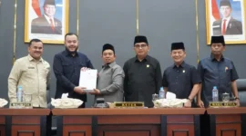 Wali Kota Padang Fadly Amran menghadiri Rapat Paripurna DPRD dengan agenda penyampaian Nota Keuangan dan Ranperda tentang Perubahan APBD 2026 di Ruang Sidang Utama DPRD Padang, Jumat (3/7/2026). (Foto: Pemko Padang)
