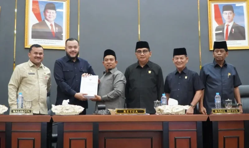 Wali Kota Padang Fadly Amran menghadiri Rapat Paripurna DPRD dengan agenda penyampaian Nota Keuangan dan Ranperda tentang Perubahan APBD 2026 di Ruang Sidang Utama DPRD Padang, Jumat (3/7/2026). (Foto: Pemko Padang)
