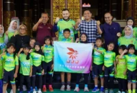 Wali Kota Padang Fadly Amran melepas keberangkatan atlet KIIS Kota Padang di Lobi Balai Kota Padang, Aie Pacah, Kamis (2/7/2026). (Foto: Pemko Padang)