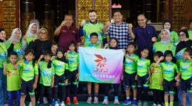 Wali Kota Padang Fadly Amran melepas keberangkatan atlet KIIS Kota Padang di Lobi Balai Kota Padang, Aie Pacah, Kamis (2/7/2026). (Foto: Pemko Padang)