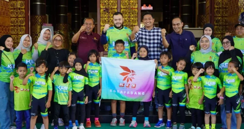 Wali Kota Padang Fadly Amran melepas keberangkatan atlet KIIS Kota Padang di Lobi Balai Kota Padang, Aie Pacah, Kamis (2/7/2026). (Foto: Pemko Padang)
