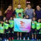 Wali Kota Padang Fadly Amran melepas keberangkatan atlet KIIS Kota Padang di Lobi Balai Kota Padang, Aie Pacah, Kamis (2/7/2026). (Foto: Pemko Padang)