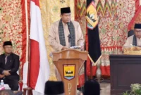 Wali Kota Pariaman Yota Balad memaparkan berbagai prestasi yang berhasil diraih dalam Sidang Paripurna Istimewa DPRD Kota Pariaman, Kamis (2/7/2026). (Foto: Diskominfo Pariaman)