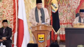 Wali Kota Pariaman Yota Balad memaparkan berbagai prestasi yang berhasil diraih dalam Sidang Paripurna Istimewa DPRD Kota Pariaman, Kamis (2/7/2026). (Foto: Diskominfo Pariaman)