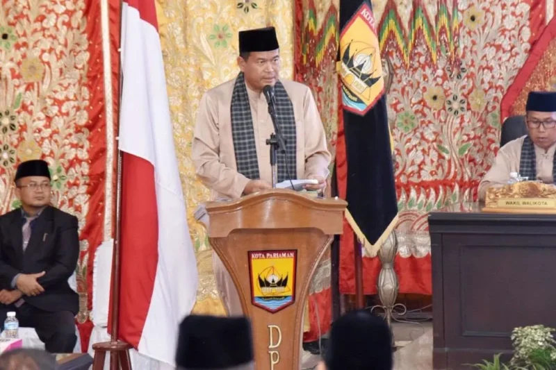 Wali Kota Pariaman Yota Balad memaparkan berbagai prestasi yang berhasil diraih dalam Sidang Paripurna Istimewa DPRD Kota Pariaman, Kamis (2/7/2026). (Foto: Diskominfo Pariaman)