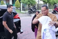 Wali Kota Pariaman Yota Balad mengantar anaknya ke sekolah, Senin (13/7/2026). (Foto: Diskominfo Pariaman)