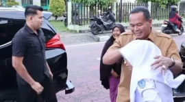 Wali Kota Pariaman Yota Balad mengantar anaknya ke sekolah, Senin (13/7/2026). (Foto: Diskominfo Pariaman)