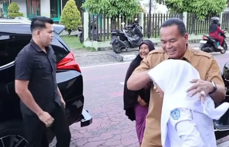 Wali Kota Pariaman Yota Balad mengantar anaknya ke sekolah, Senin (13/7/2026). (Foto: Diskominfo Pariaman)