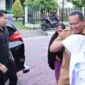 Wali Kota Pariaman Yota Balad mengantar anaknya ke sekolah, Senin (13/7/2026). (Foto: Diskominfo Pariaman)