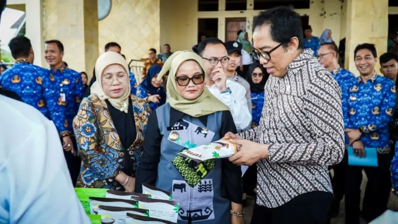 Wamenperin Faisol Riza saat kunjungan ke Kabupaten Lampung Timur, Kamis (16/7). (Foto: Kemenperin)