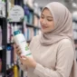Ilustrasi Wanita memilih sampo untuk perawatan rambut. (Foto: AI Generate)