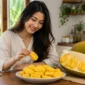 Ilustrasi wanita menikmati buah nangka. (Foto: AI Generate)
