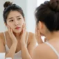 Ilustrasi wanita melihat kerutan di wajah. (Foto: AI Generate)